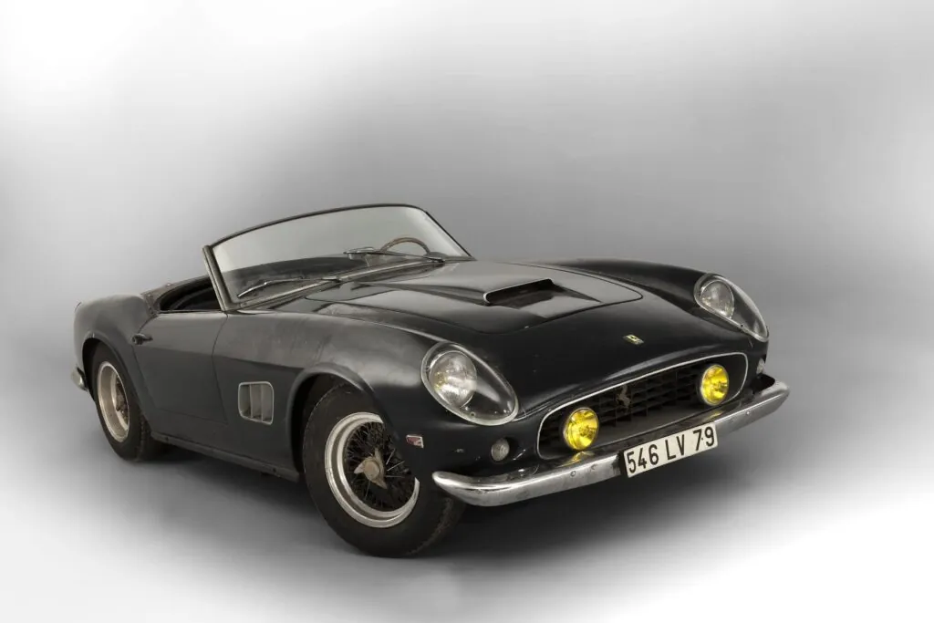 Hamilton a exprimé son admiration pour la Ferrari 250 GT California Spyder - © Artcurial