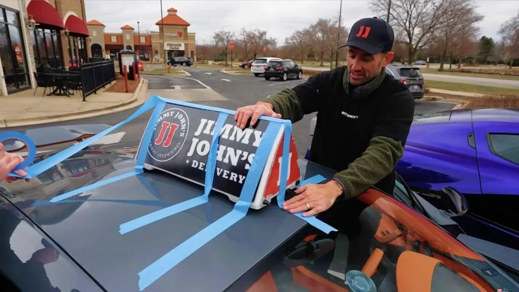 Après plusieurs tentatives ratées (et pas mal de frustration), un simple rouleau de scotch a fait l’affaire - © The Hamilton Collection