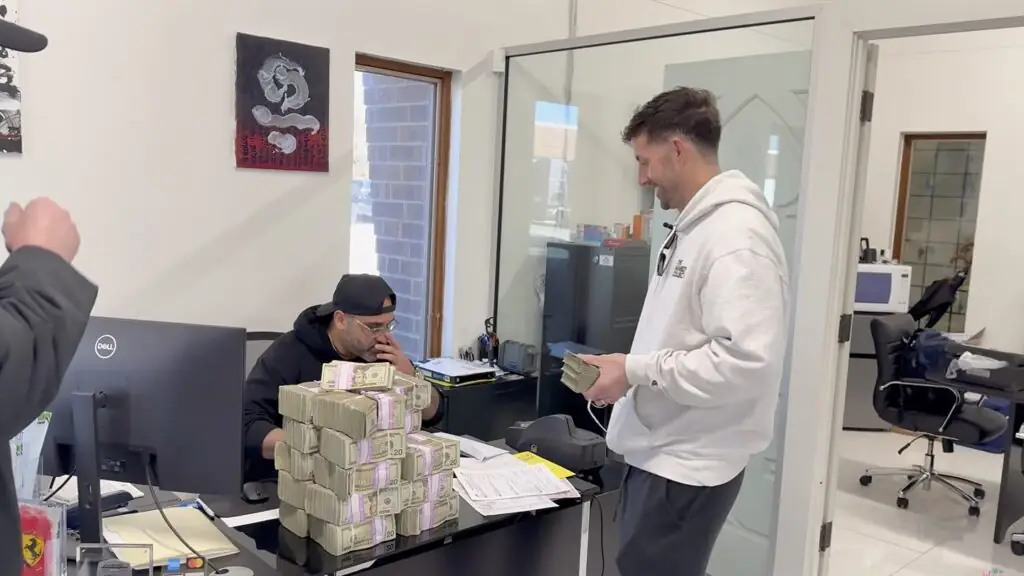 Arrivés chez le concessionnaire, ils posent les sacs remplis de billets sur le bureau, ambiance braquage de film hollywoodien - © The Hamilton Collection