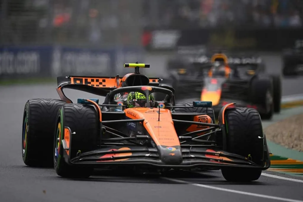 Les problèmes techniques liés à sa F1 le poussent à lutter face à une concurrence de plus en plus forte, notamment de la part de McLaren - © Red Bull Content pool