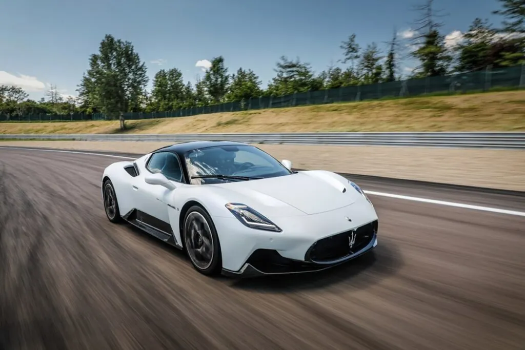 Si la technologie EV fonctionne parfaitement pour les SUV et les berlines, le marché des sportives extrêmes reste profondément ancré dans la tradition mécanique - © Maserati