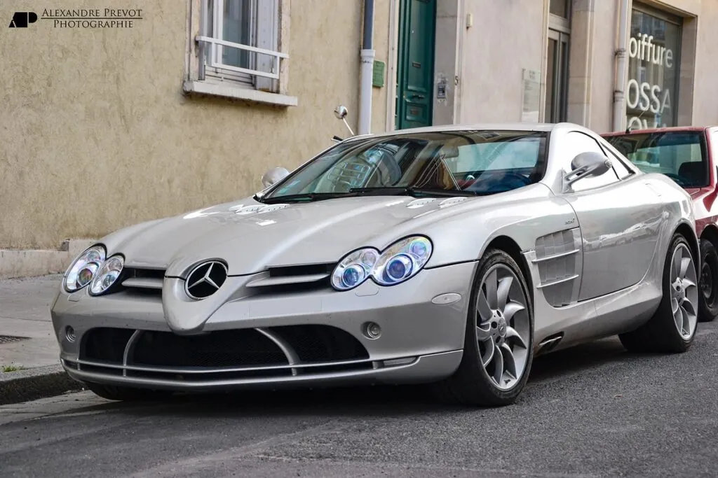 La SLR McLaren, un monstre de puissance sorti tout droit de la collaboration entre Mercedes-Benz et McLaren, a toujours été une voiture hors norme - © Alexandre Prevot