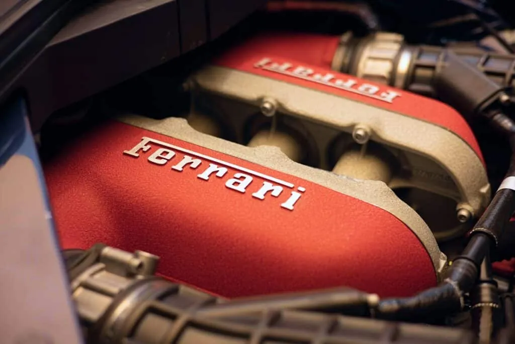 Ferrari pourrait concevoir un moteur plus compact, mieux adapté aux architectures hybrides, sans renier la noblesse mécanique du 12-cylindres.