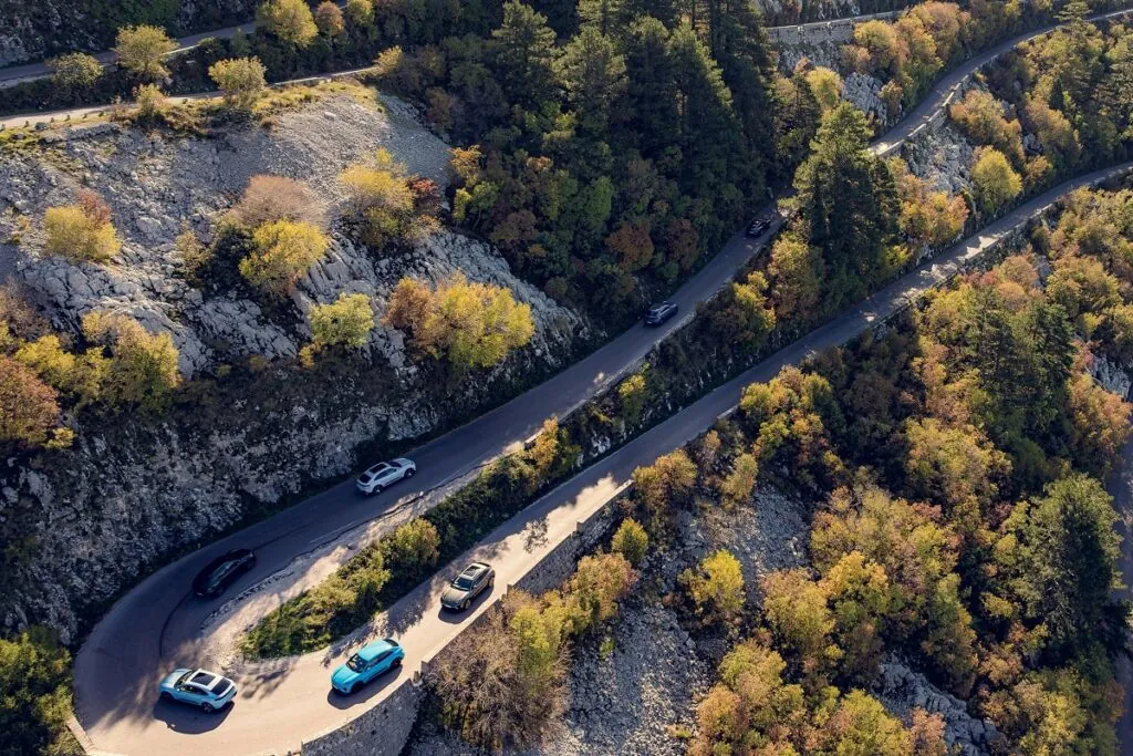 Perchée au-dessus des Bouches de Kotor, cette route en épingle grimpe de 1 000 mètres à travers une série de virages serrés – © Porsche