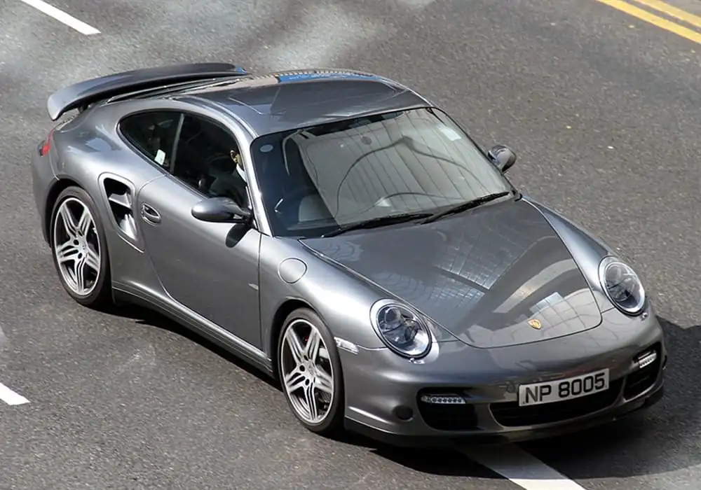 Milton Castilleja et Juan Reynaldo Ochoa ont été interceptés alors qu’ils circulaient avec la Porsche 911 Turbo de 2007.