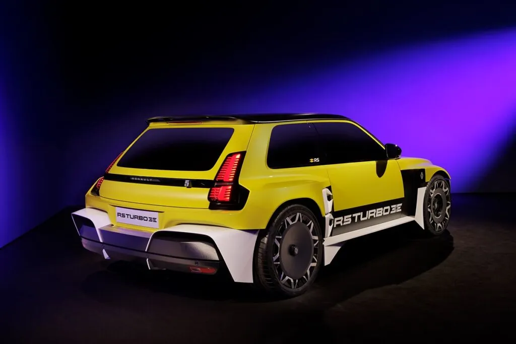 Son autonomie dépasse les 400 km, un exploit pour une voiture de cette catégorie - © Renault