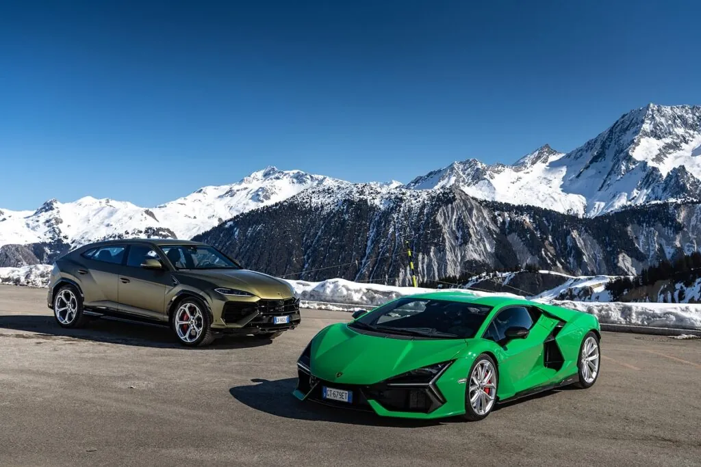 Si une supercar comme la Revuelto semble hors de son élément en altitude, sa transmission intégrale et le couple instantané des moteurs électriques lui assurent une motricité impressionnante, même sur sol glissant - © Lamborghini