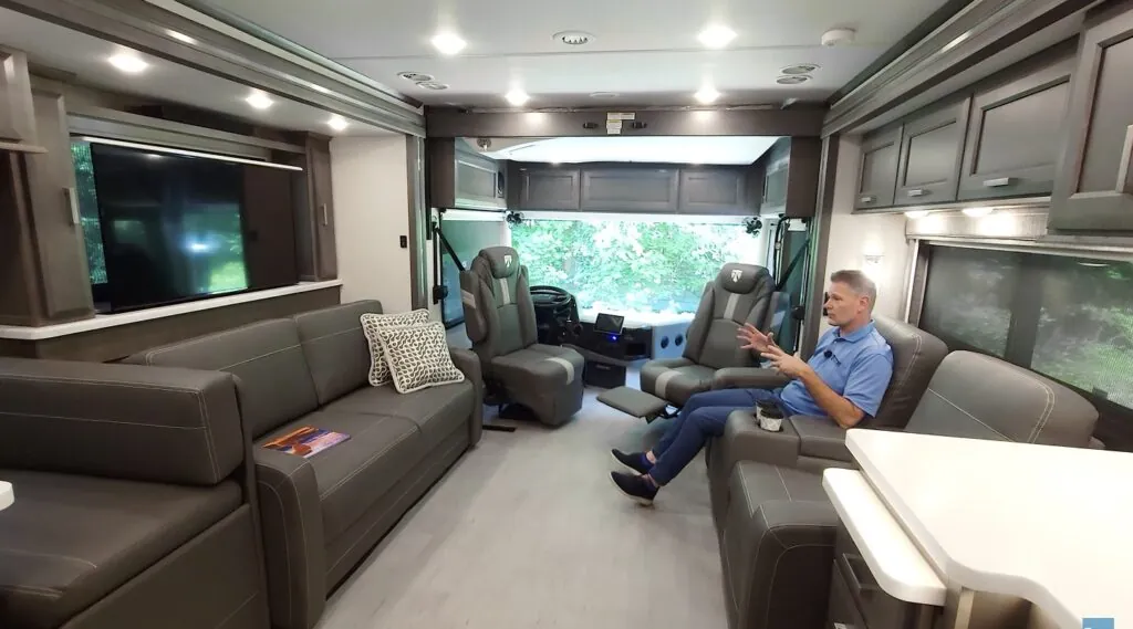 Un vrai salon avec deux canapés d’1,70 m - © Thor Motor Coach