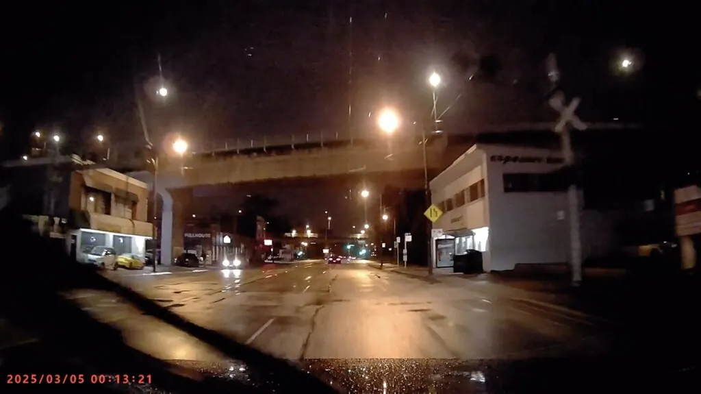 Une AMG GT R se crash devant la concession à Vancouver - © Reddit