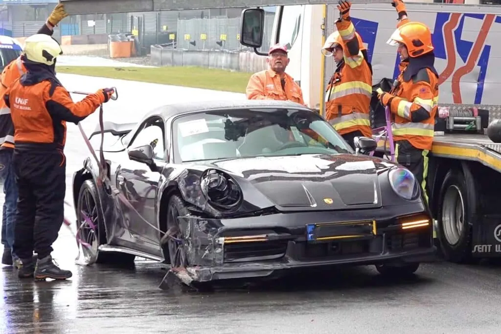 Ce crash spectaculaire nous rappelle une règle essentielle : sur piste mouillée, désactiver les aides à la conduite peut transformer une session de pilotage en désastre - © Gumbal sur YouTube