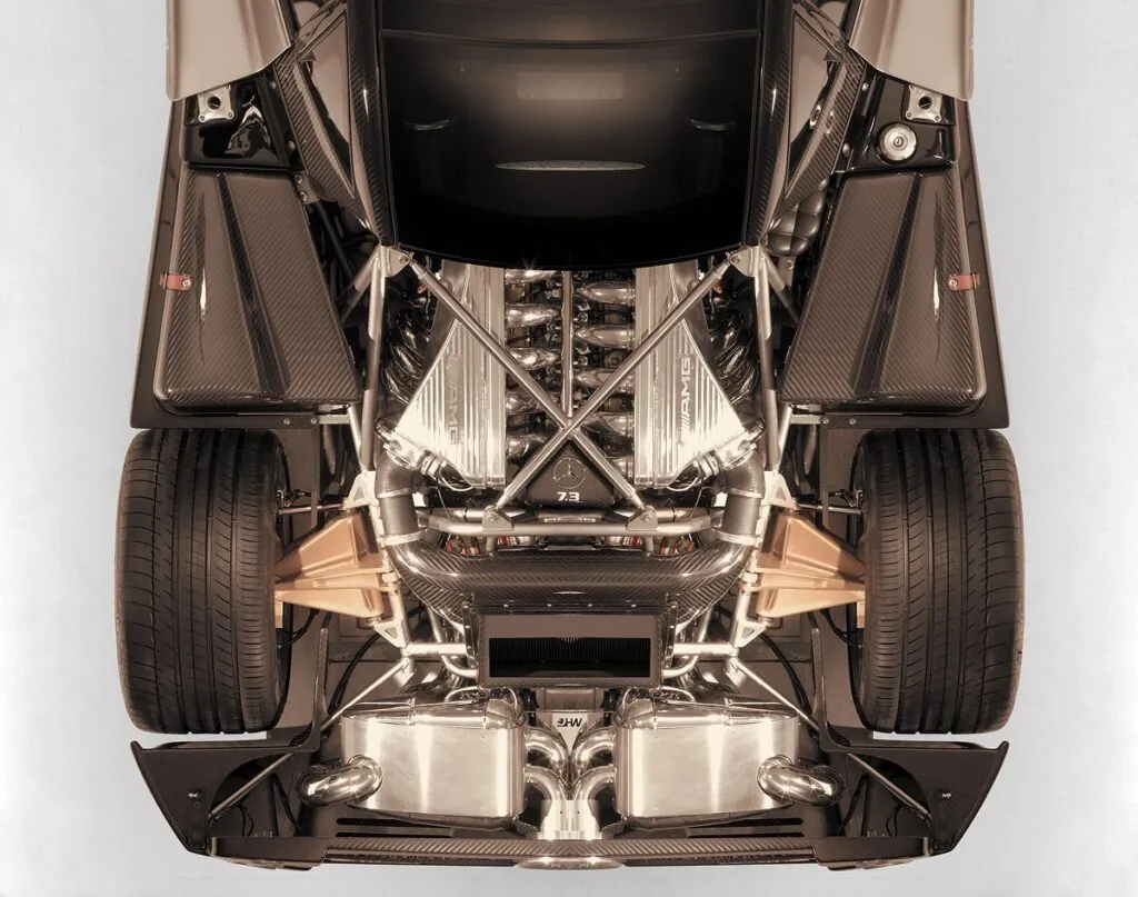 Pagani se sert de la fibre de carbone pour le chassis, la carrosserie, et beaucoup d'autres pièces - © Pagani