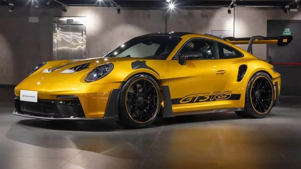 Une peinture Chromaflair en couleur "Explosive Gold", un choix unique qui change selon l'angle de la lumière - © Porsche