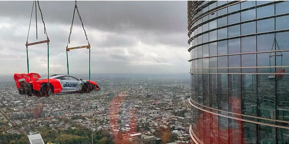 Adrian Portelli installe sa McLaren Senna GTR au 57e étage d'un immeuble à Melbourne.