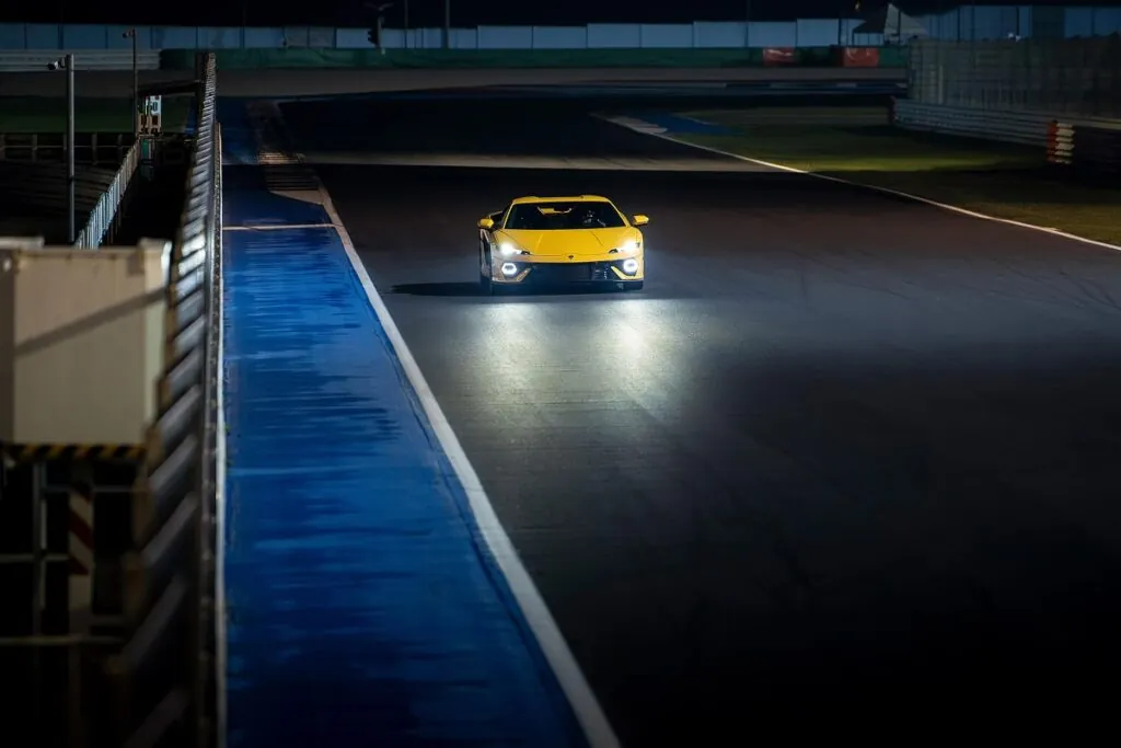 Le Launch Control permet à la Temerario de s'élancer depuis un départ arrêté en exploitant toute sa puissance, garantissant une traction et une performance optimale sur la ligne droite - © Lamborghini