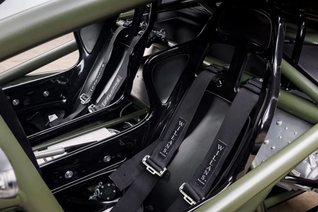 Une structure tubulaire ouverte avec des sièges baquets en fibre de verre et des harnais de sécurité à 6 points - © Bring a Trailer