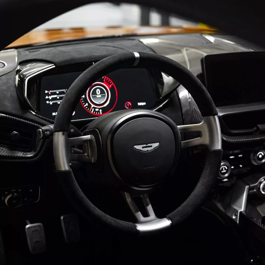 Le volant en Alcantara et la transmission manuelle apparente renforcent le côté “voiture de course” - © Grand Touring Automobiles