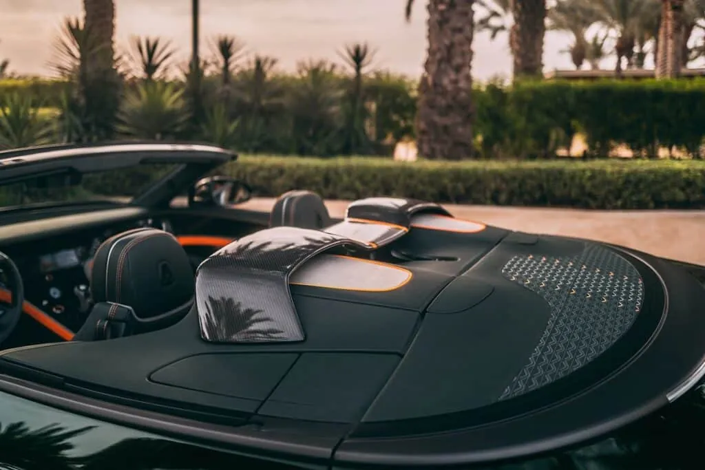 L’intérieur n’est pas oublié : cuir Cumbrian Green, éléments en Porpoise avec des surpiqûres Mandarin - © Bentley