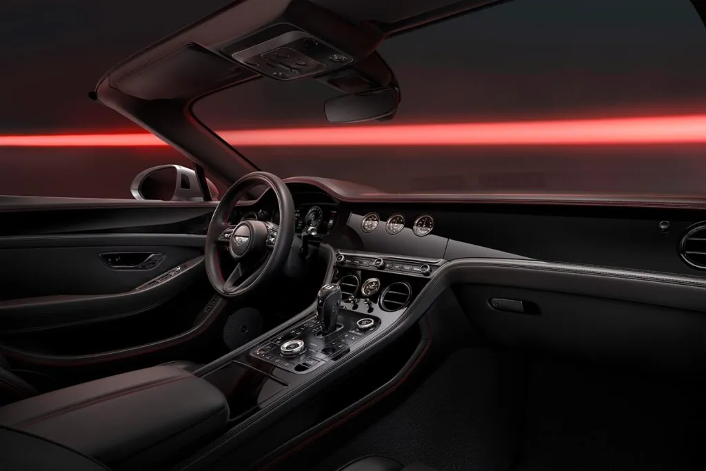 À l’intérieur, la Black Edition garde la même touche de luxe que l’on attend d’une Bentley - © Bentley