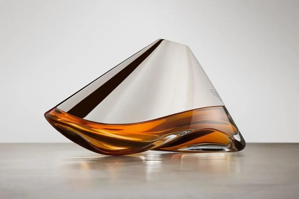 Bowmore et Aston Martin dévoilent le whisky Bowmore ARC-54.