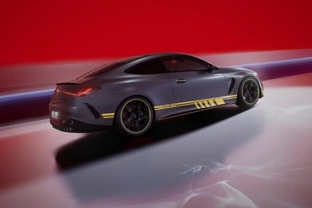 Le coupé dispose du Pack Sport Black AMG, qui introduit des détails en noir brillant et des garnitures uniques - © Mercedes-Benz