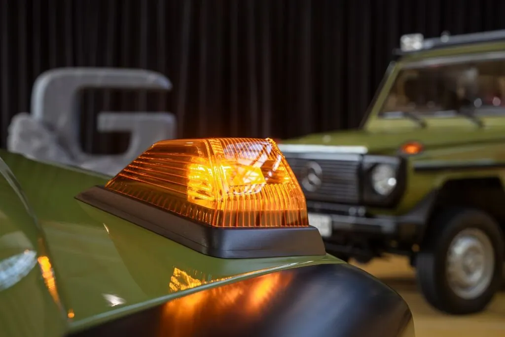 La carrosserie arbore des détails vintages comme des clignotants orange au-dessus des phares - © Mercedes-Benz