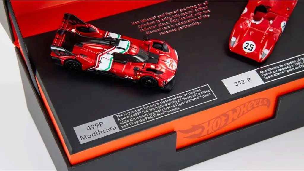La Ferrari 312 P, la première Ferrari à avoir été modélisée par Hot Wheels en 1970, et la 499P qui a remporté les 24 Heures du Mans en 2023 et en 2024 - © Ferrari
