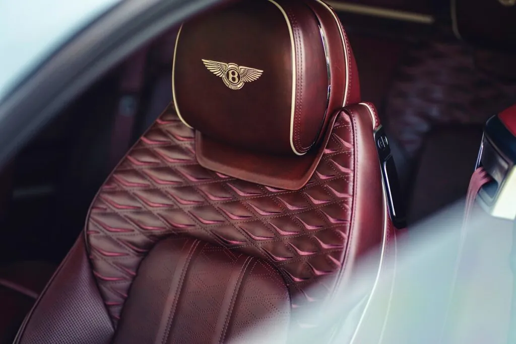 Dans la Continental GT Mulliner, par exemple, le cuir Heritage se combine avec des techniques de broderie, des coutures contrastées et des perforations élégantes - © Bentley