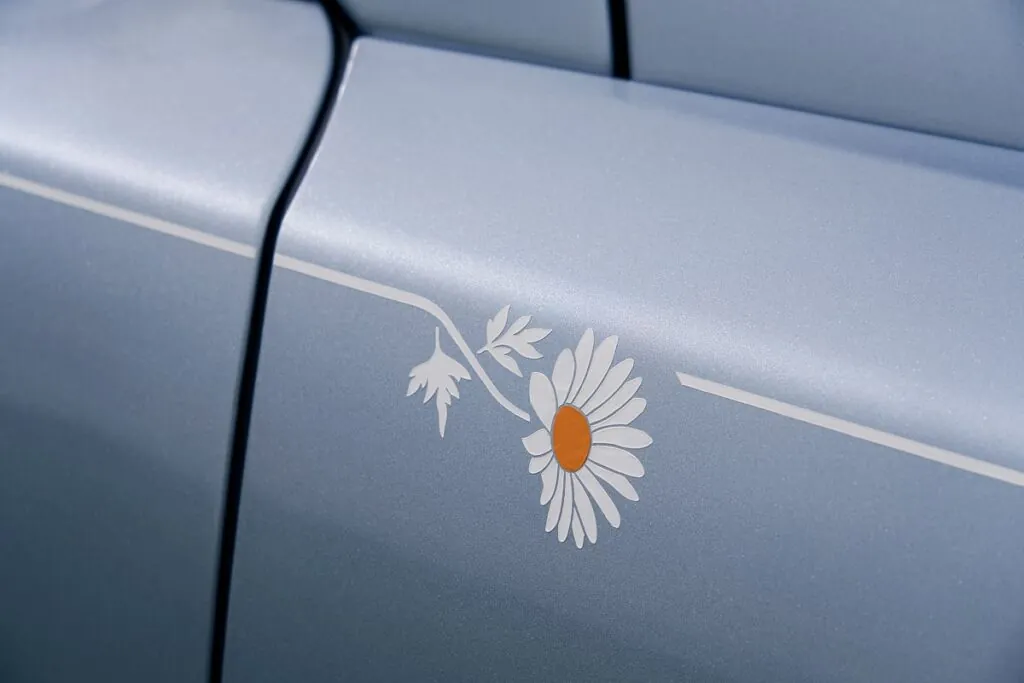 Une peinture extérieure bleu poudré subtile, agrémentée d'un motif de marguerite qui orne la Coachline - © Rolls-Royce