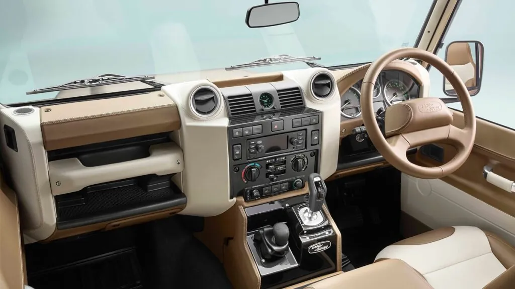 Vous pouvez aussi ajouter des accessoires vraiment originaux comme un refroidisseur de vin intégré ou un porte-surf personnalisé - © Land Rover