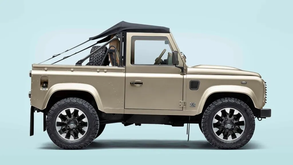 Sous le capot de ce Defender Soft-Top, on trouve un moteur V8 de 5.0 litres, capable de délivrer 405 chevaux - © Land Rover