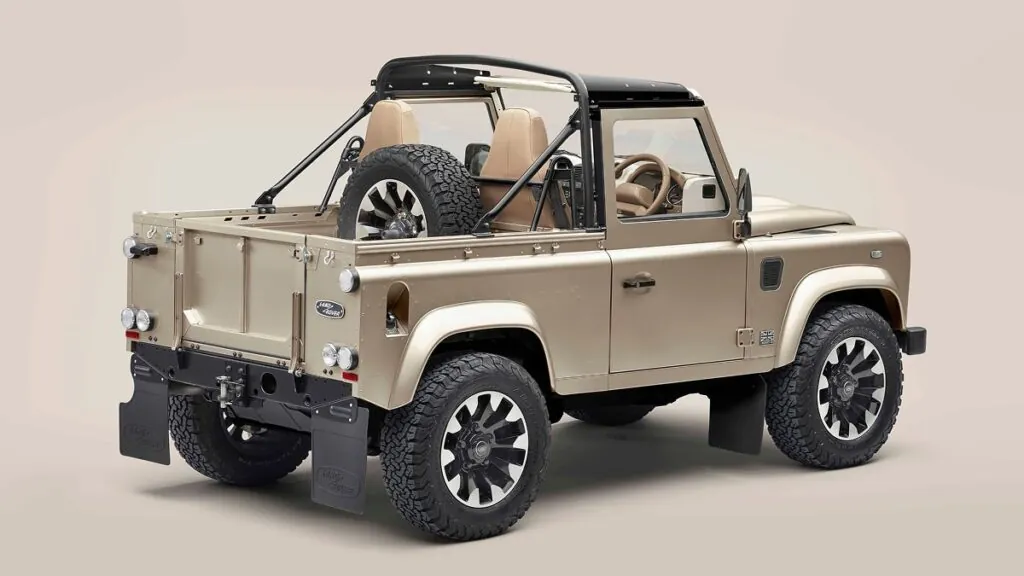 Vous pouvez charger vos chiens, monter avec des bottes crottées ou même y ranger vos clubs de golf sans craindre de l’abimer - © Land Rover