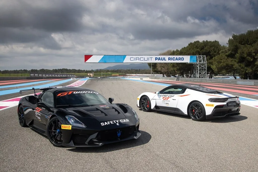 La MC20 (à droite) avec sa couleur Bianco Pastello est elle aussi prêt à imposer le rythme de la course - © Maserati