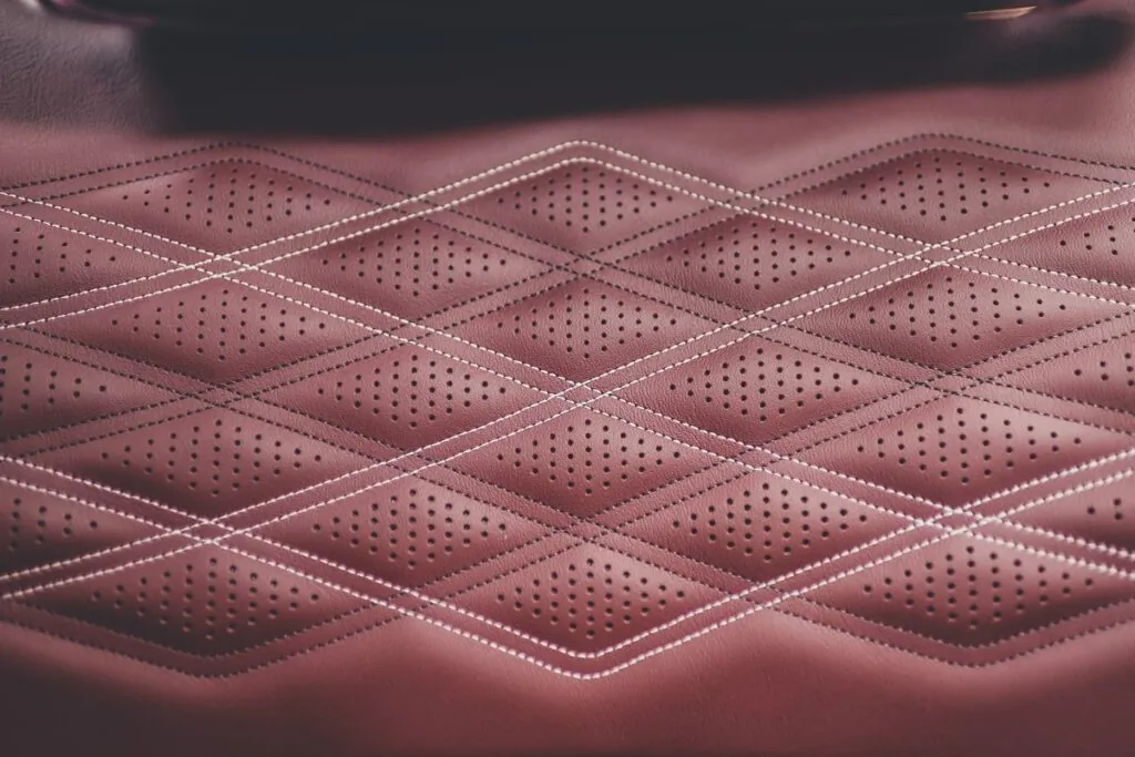 Chaque véhicule de la gamme Bentley nécessite l’utilisation de plusieurs peaux de cuir - © Bentley