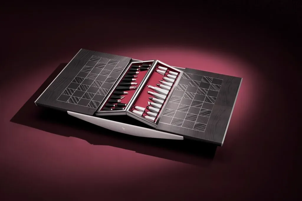 La combinaison de matériaux comme l'aluminium poli et le bois noble donne une sensation tactile unique - © Rolls-Royce