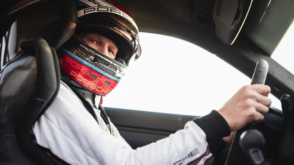 Jörg Bergmeister, le pilote qui a conduit cette 911 GT3 pour le record - © Porsche