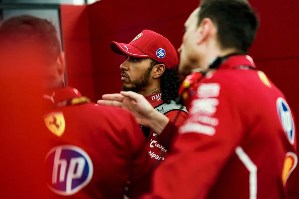 Passé de Mercedes à Ferrari, Hamilton a dû ajuster son style de conduite pour s’adapter aux spécificités de la SF-25 - © Scuderia Ferrari