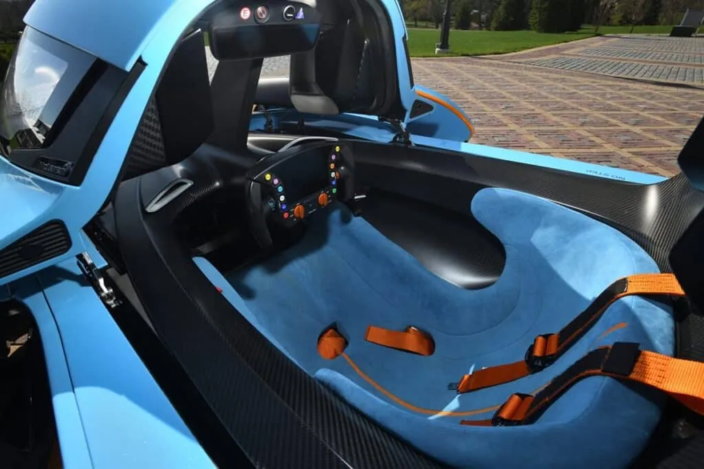 C’est un cockpit monoplace, où le pilote est littéralement enveloppé par l’architecture de la voiture - © Mecum Auctions