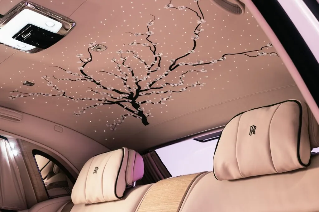 Le célèbre Starlight Headliner est orné d’une branche de cerisier embrochée, reproduisant fidèlement l’effet des pétales tombants - © Rolls-Royce