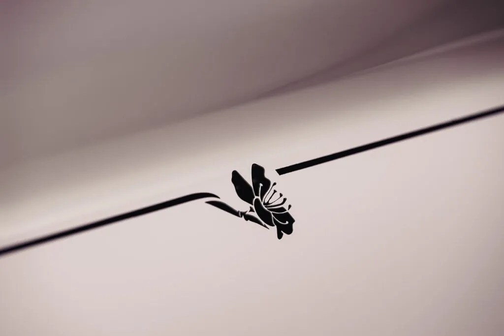 Sa peinture est accompagnée par la fameuse ligne peinte à la main qui se termine par un motif de cerisier finement exécuté - © Rolls-Royce