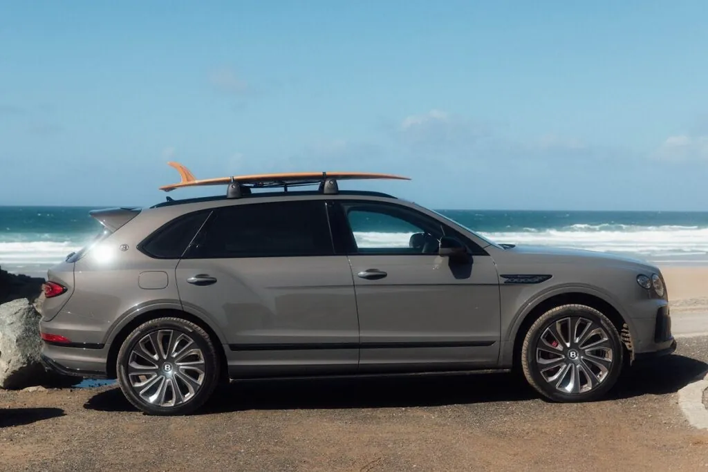 Après sa première présentation, cette planche de surf unique sera mise aux enchères au profit de Surfability UK - © Bentley