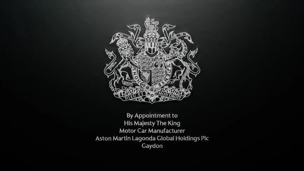 Aston Martin affiche fièrement l'emblème du Royal Coat of Arms du roi Charles III sur ses modèles - © Aston Martin