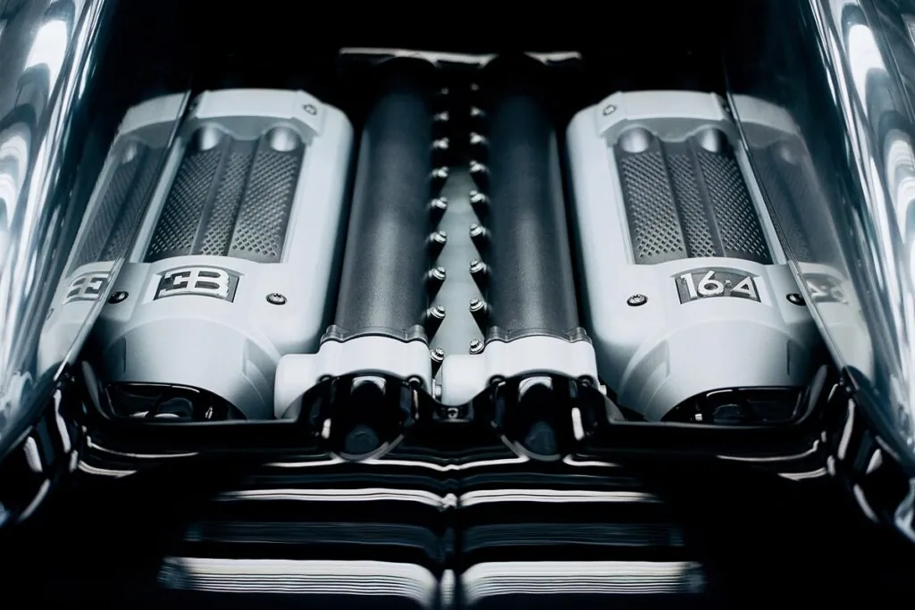 Le moteur W16 a été un modèle de technologie avancée, notamment grâce à ses quatre turbos - © Bugatti
