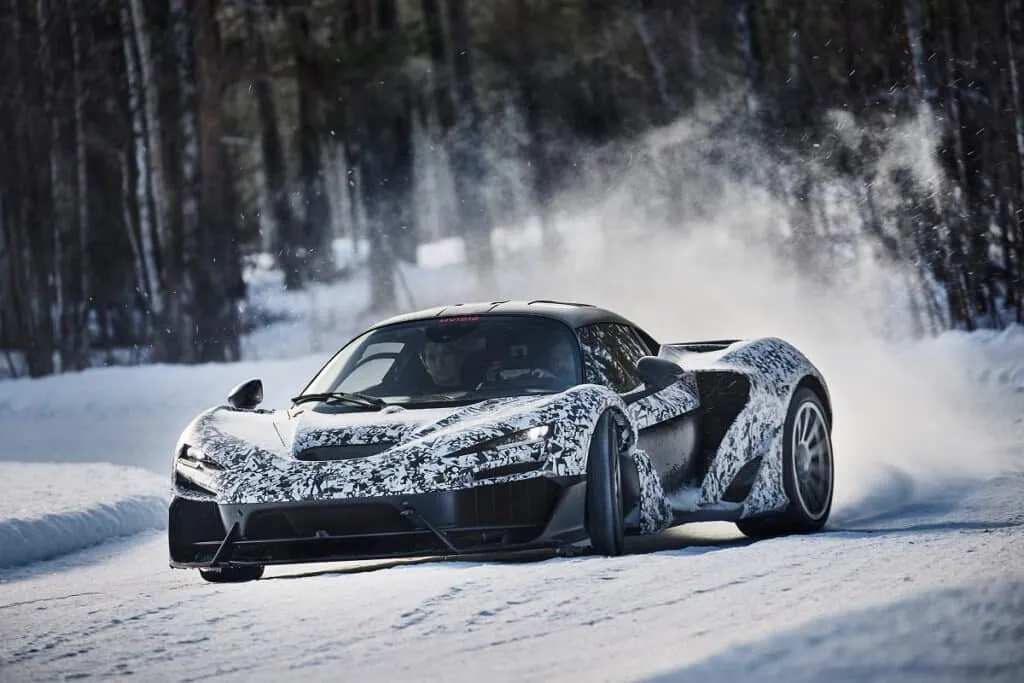 La neige et la glace ne sont pas des éléments auxquels on pense immédiatement en lien avec une voiture de 1,85 millions d'euros - © McLaren