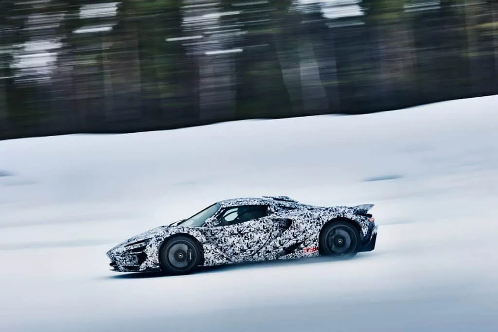 En mode Race, la W1 génère jusqu’à 1 000 kg d'appui aérodynamique - © McLaren