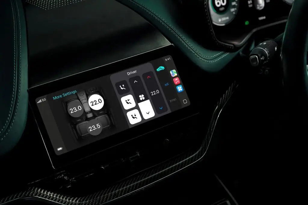 Les utilisateurs peuvent choisir parmi une série de thèmes pour leur tableau de bord et même personnaliser les fonds d'écran - © Aston Martin