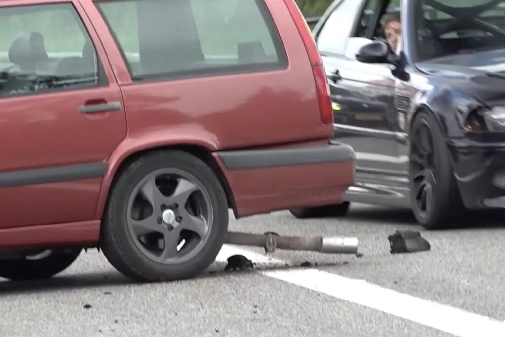 L'échappement s’est délogé, et la Volvo a dû se retrouver avec des dégâts visibles à l’arrière - © Gumbal sur YouTube