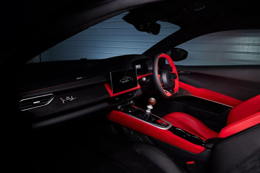 Les sièges sportifs sont revêtus de cuir et d'Alcantara®, avec un siège conducteur en rouge et un passager en noir - © Lotus