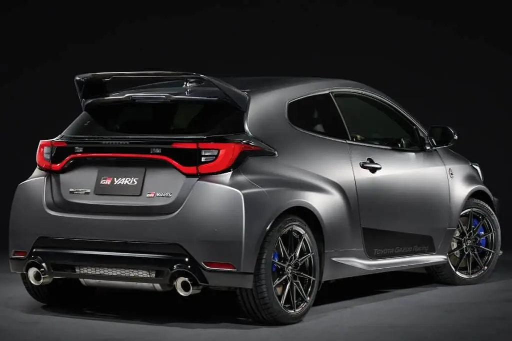 La voiture arbore une couleur gris furtif exclusive et des touches spécifiques comme le logo "Ogier Edition" sur le hayon et le drapeau français intégré à la calandre et aux jantes - © Toyota