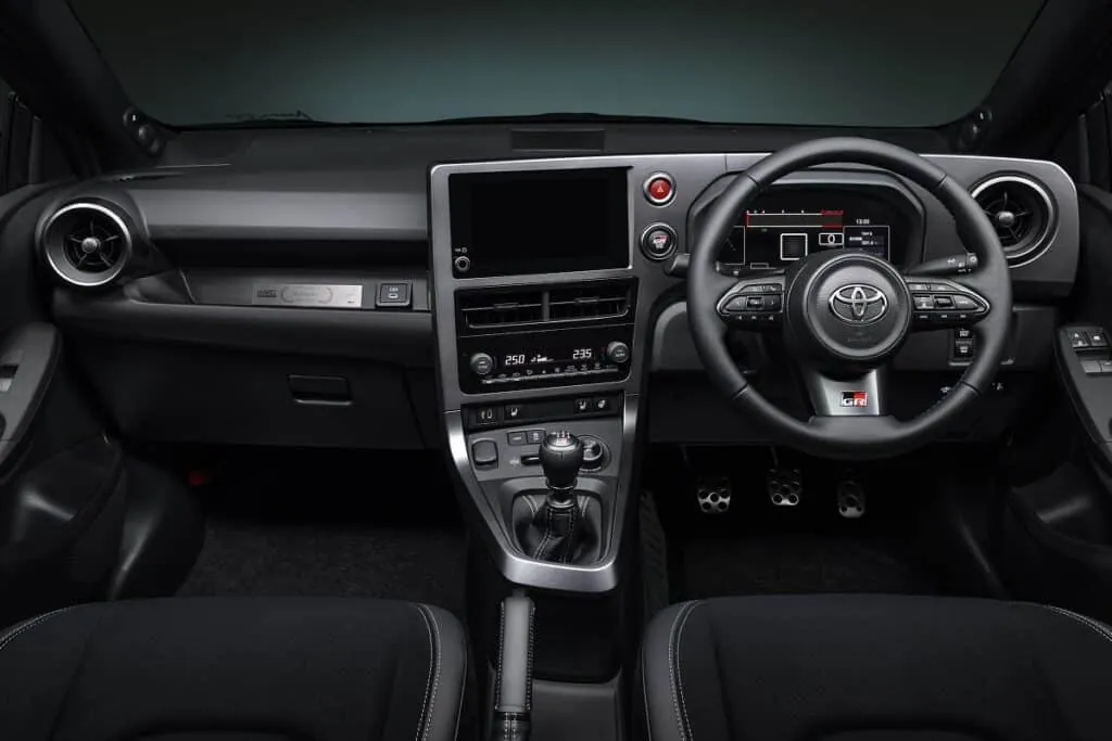 Le volant, doté de surpiqûres bleu, blanc, rouge, ajoute une touche de raffinement aux éléments sportifs de l’intérieur - © Toyota