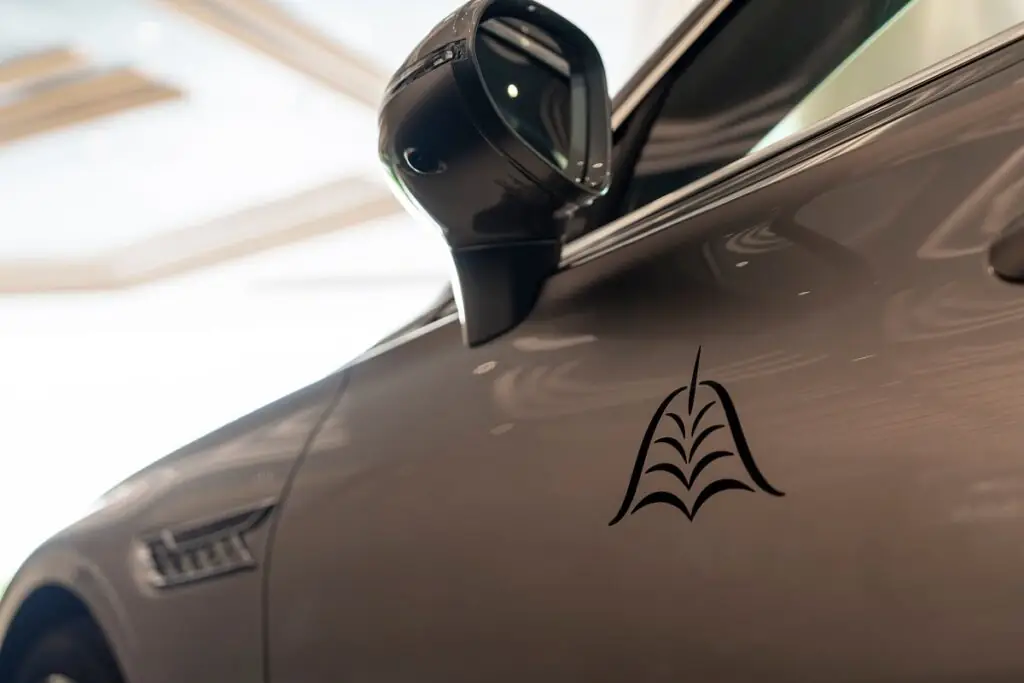 Le logo du Galaxy Macau peint à la main sur les portes avant - © Bentley